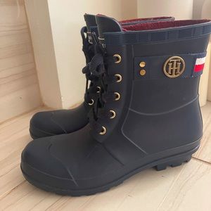 Tommy Hilfiger water proof boots, only used once in amazing condition